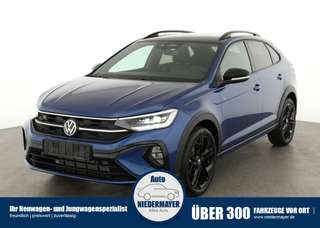 Schräge Frontansicht auf einen Volkswagen Taigo , freigestellt