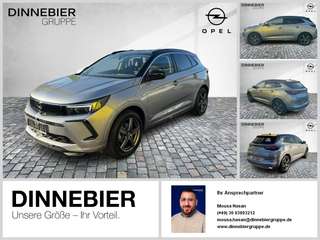 Schräge Frontansicht auf einen Opel Grandland X , freigestellt