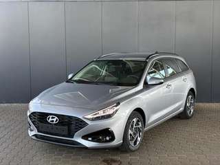 Schräge Frontansicht auf einen Hyundai i30 , freigestellt
