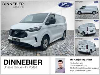 Schräge Frontansicht auf einen Ford Transit Custom , freigestellt