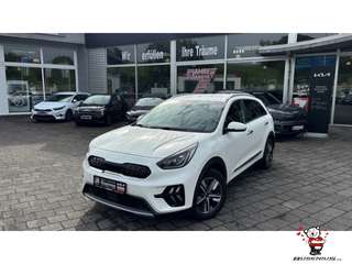 Schräge Frontansicht auf einen Kia Niro , freigestellt