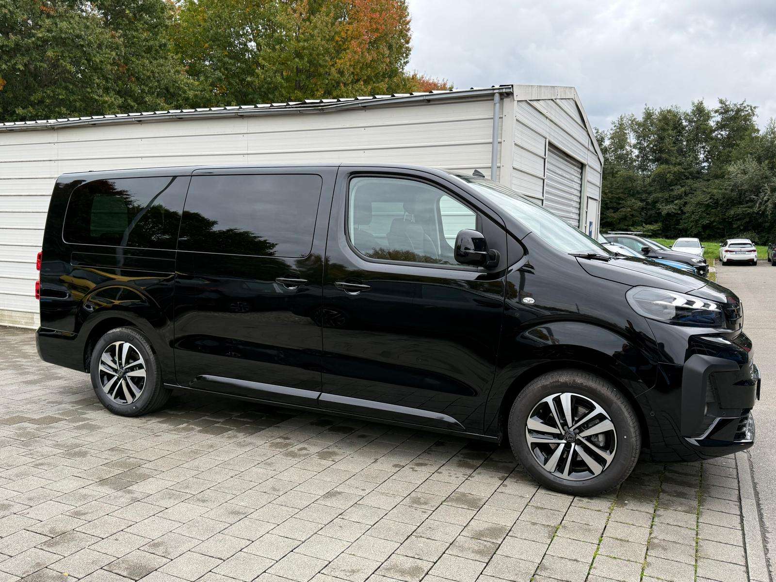 Fahrzeugbild eines Peugeot Traveller