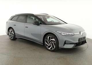 Schräge Frontansicht auf einen Volkswagen ID.7 , freigestellt