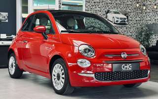 Schräge Frontansicht auf einen Fiat 500 , freigestellt