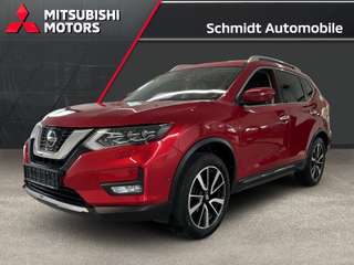 Schräge Frontansicht auf einen Nissan X-TRAIL , freigestellt