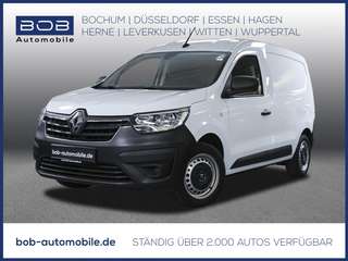 Schräge Frontansicht auf einen Renault Express , freigestellt