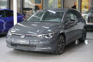 Schräge Frontansicht auf einen Volkswagen Golf , freigestellt