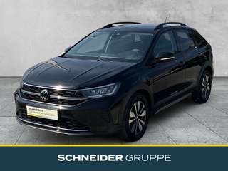 Schräge Frontansicht auf einen Volkswagen Taigo , freigestellt