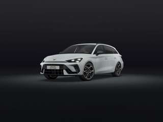 Schräge Frontansicht auf einen CUPRA Leon , freigestellt