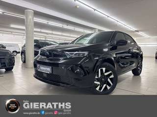 Schräge Frontansicht auf einen Opel Mokka , freigestellt