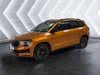 Schräge Frontansicht auf einen Skoda Karoq , freigestellt