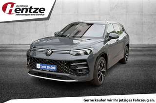 Schräge Frontansicht auf einen Volkswagen Tayron , freigestellt
