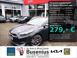 Schräge Frontansicht auf einen Kia cee'd , freigestellt