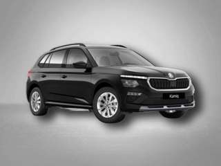 Schräge Frontansicht auf einen Skoda Kamiq , freigestellt