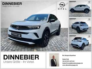 Schräge Frontansicht auf einen Opel Mokka , freigestellt