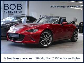 Schräge Frontansicht auf einen Mazda MX-5 , freigestellt