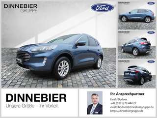 Schräge Frontansicht auf einen Ford Kuga , freigestellt