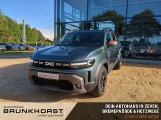 Schräge Frontansicht auf einen Dacia Duster , freigestellt