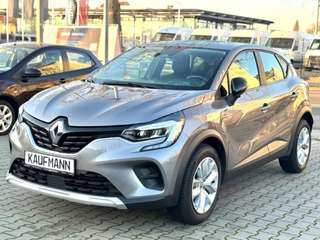 Schräge Frontansicht auf einen Renault Captur , freigestellt