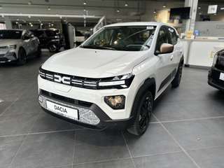 Schräge Frontansicht auf einen Dacia Spring , freigestellt