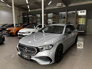 Schräge Frontansicht auf einen Mercedes-Benz E-Klasse , freigestellt