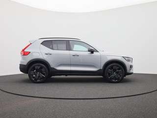 Schräge Frontansicht auf einen Volvo XC40 , freigestellt
