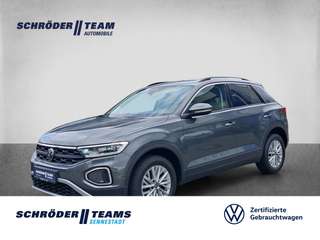 Schräge Frontansicht auf einen Volkswagen T-Roc , freigestellt