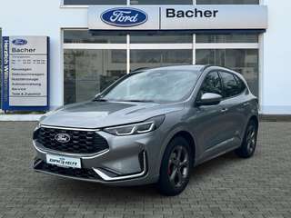 Schräge Frontansicht auf einen Ford Kuga , freigestellt