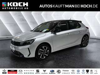 Schräge Frontansicht auf einen Opel Corsa , freigestellt