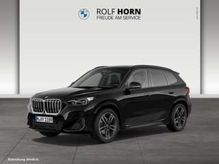 Schräge Frontansicht auf einen BMW X1 , freigestellt