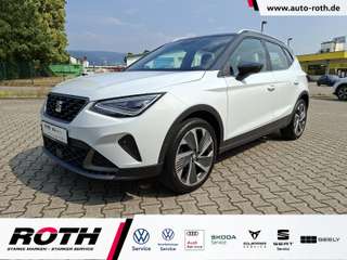 Schräge Frontansicht auf einen SEAT Arona , freigestellt