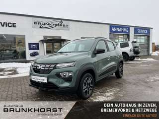 Schräge Frontansicht auf einen Dacia Spring , freigestellt