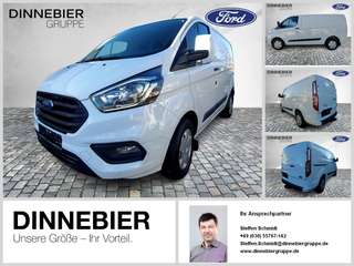 Schräge Frontansicht auf einen Ford Transit Custom , freigestellt