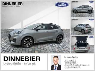 Schräge Frontansicht auf einen Ford Puma , freigestellt