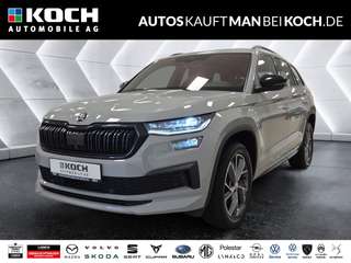 Schräge Frontansicht auf einen Skoda Kodiaq , freigestellt