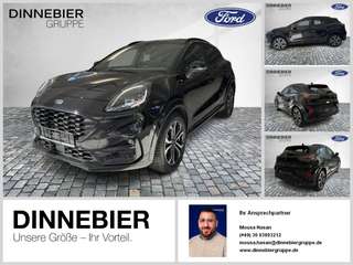 Schräge Frontansicht auf einen Ford Puma , freigestellt