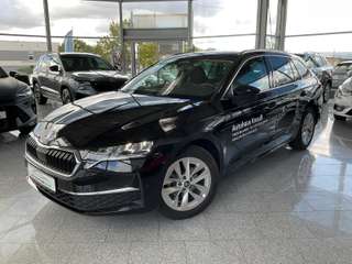 Schräge Frontansicht auf einen Skoda Octavia , freigestellt