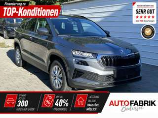 Schräge Frontansicht auf einen Skoda Karoq , freigestellt