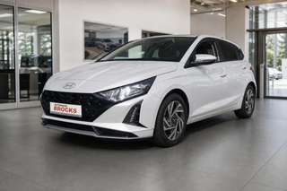 Schräge Frontansicht auf einen Hyundai i20 , freigestellt