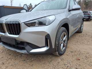 Schräge Frontansicht auf einen BMW X1 , freigestellt