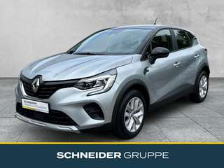 Schräge Frontansicht auf einen Renault Captur , freigestellt