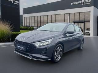 Schräge Frontansicht auf einen Hyundai i20 , freigestellt