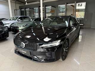 Schräge Frontansicht auf einen Volvo V60 , freigestellt