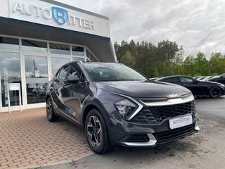 Schräge Frontansicht auf einen Kia Sportage , freigestellt