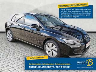 Schräge Frontansicht auf einen Volkswagen Golf , freigestellt