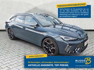 Schräge Frontansicht auf einen CUPRA Leon , freigestellt