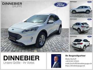 Schräge Frontansicht auf einen Ford Kuga , freigestellt