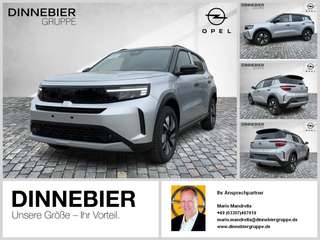 Schräge Frontansicht auf einen Opel Frontera , freigestellt