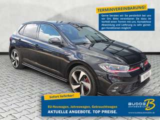 Schräge Frontansicht auf einen Volkswagen Polo , freigestellt