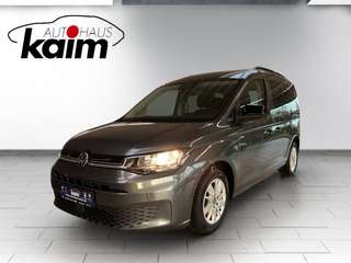 Schräge Frontansicht auf einen Volkswagen Caddy , freigestellt